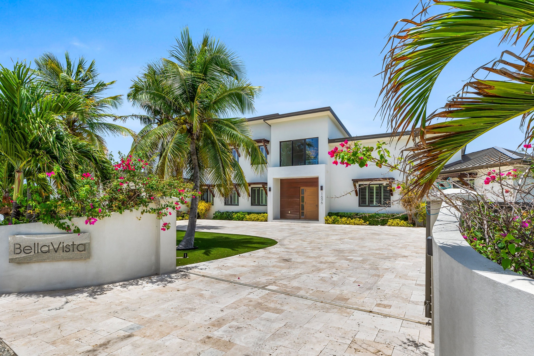 BELLA VISTA-LUXURY PANORAMIC OCEANFRONT 5 BEDROOM ESTATE, KY