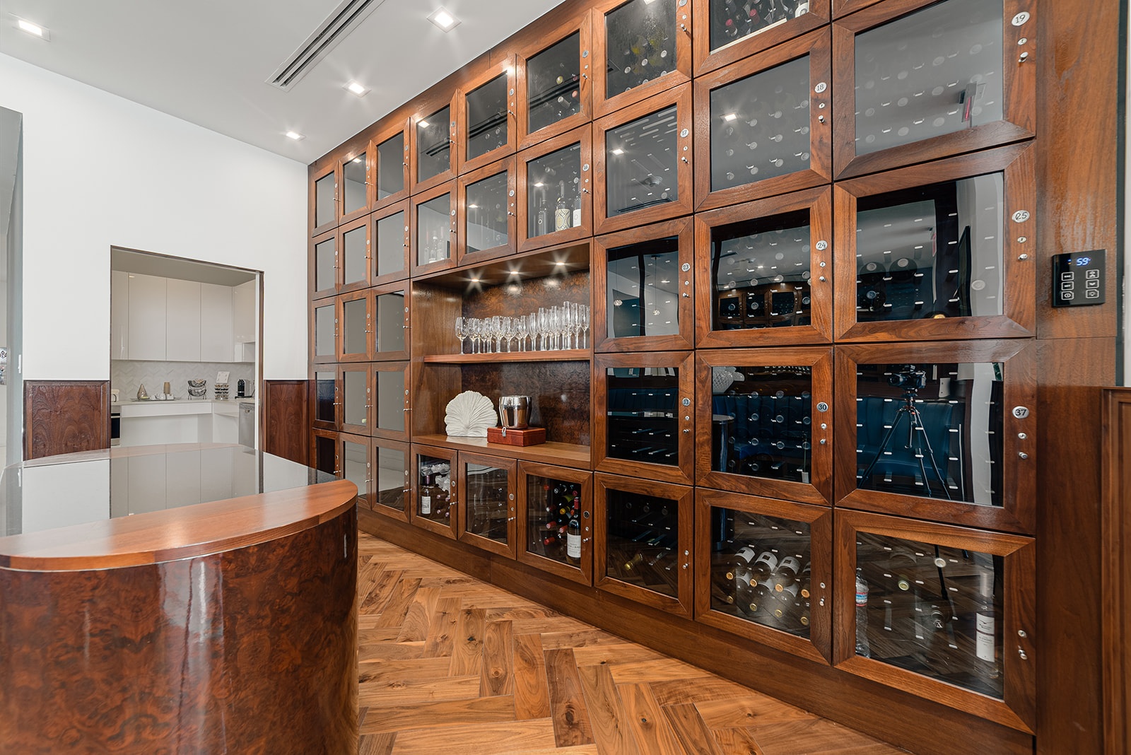 FIN - CHIC 4 BED W DEN CONDO