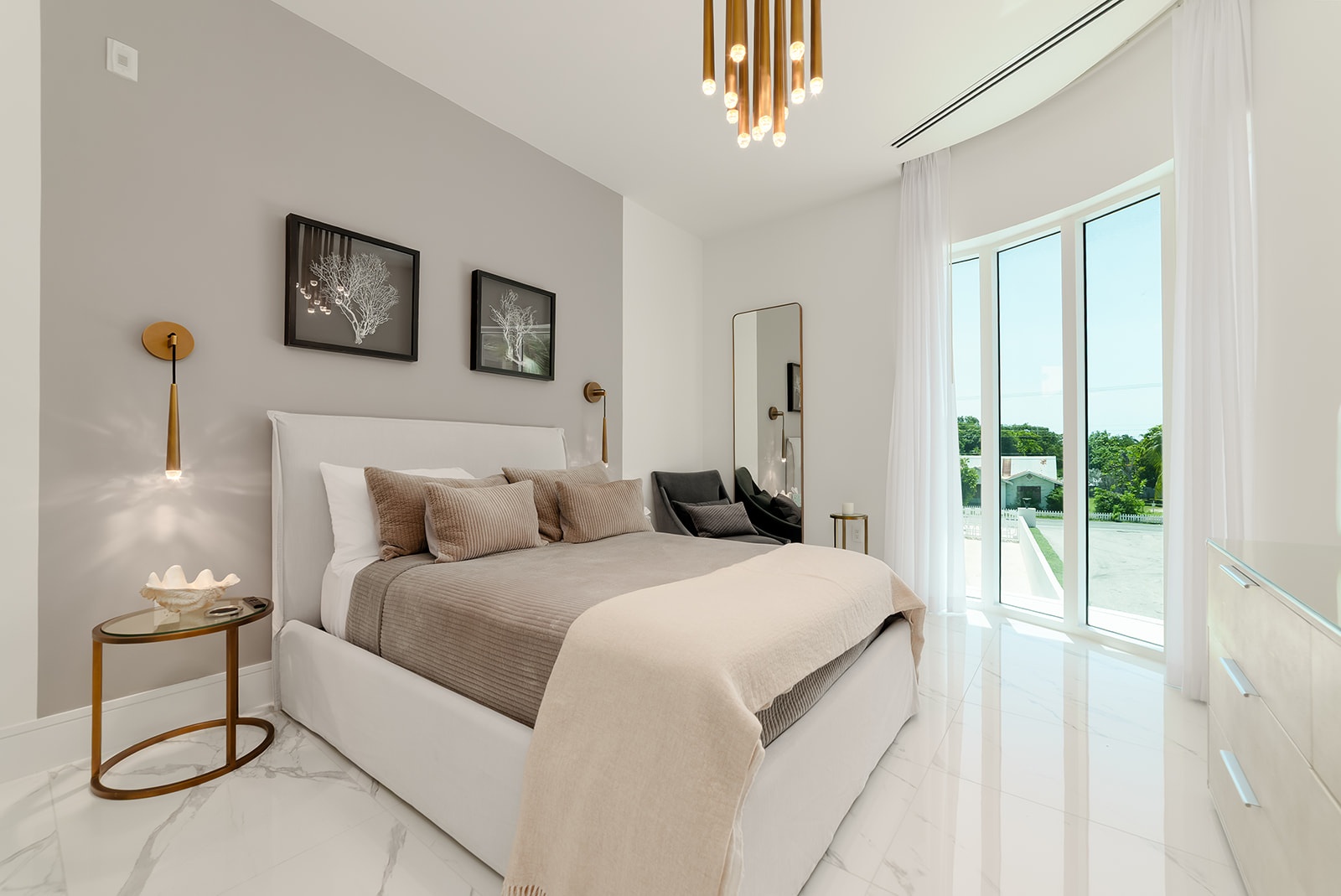 FIN - CHIC 4 BED W DEN CONDO