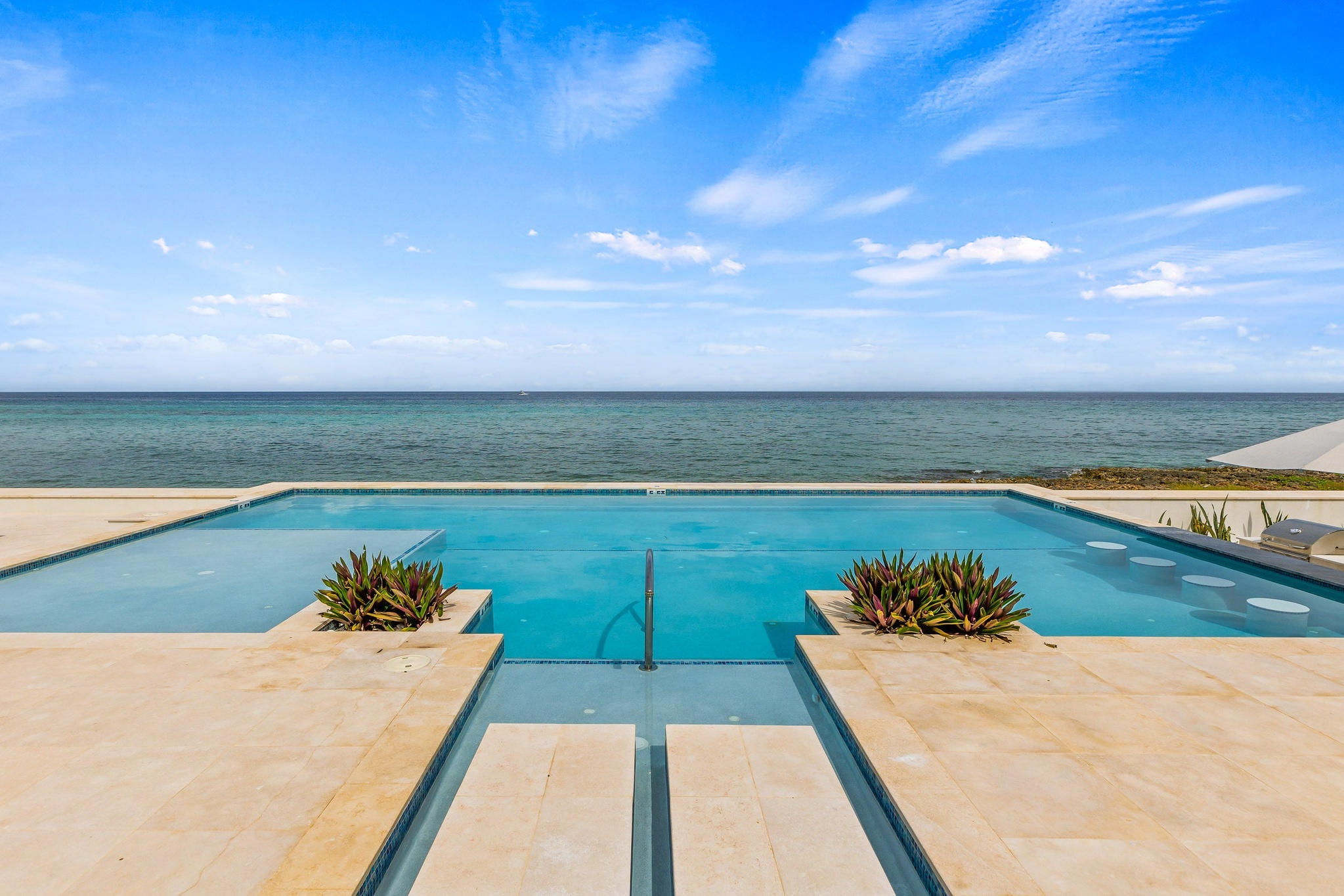 OCEANS 9 VILLA 7 WEST BAY LUXURY BEACHVIEW DETACHED HOME, KY